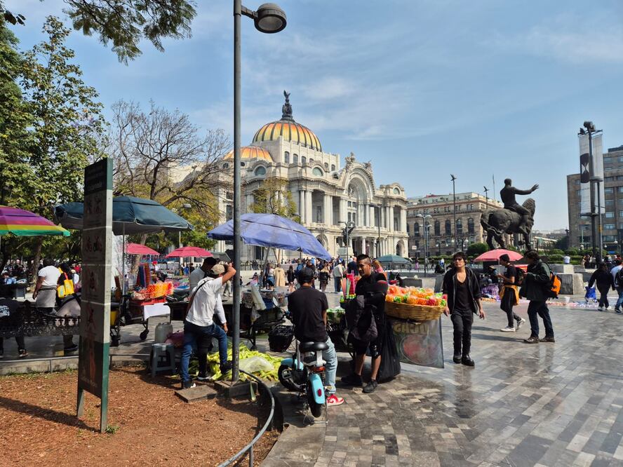 Fuentes, calles y banquetas de la Alameda Central y en el Palacio de Bellas Artes fueron invadidos con más puestos. (Foto: Jorge Alejandro Medellín/ EL UNIVERSAL)