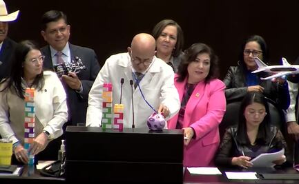 VIDEO Diputado del PAN explica con juguetes “crisis de salud” por “los caprichos del presidente”