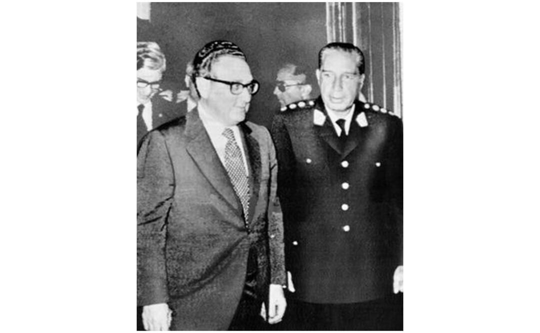 El presidente de Perú, Francisco Morales Bermúdez, a la derecha, se reúne con el secretario de Estado de EU, Henry A. Kissinger. Foto: AP 