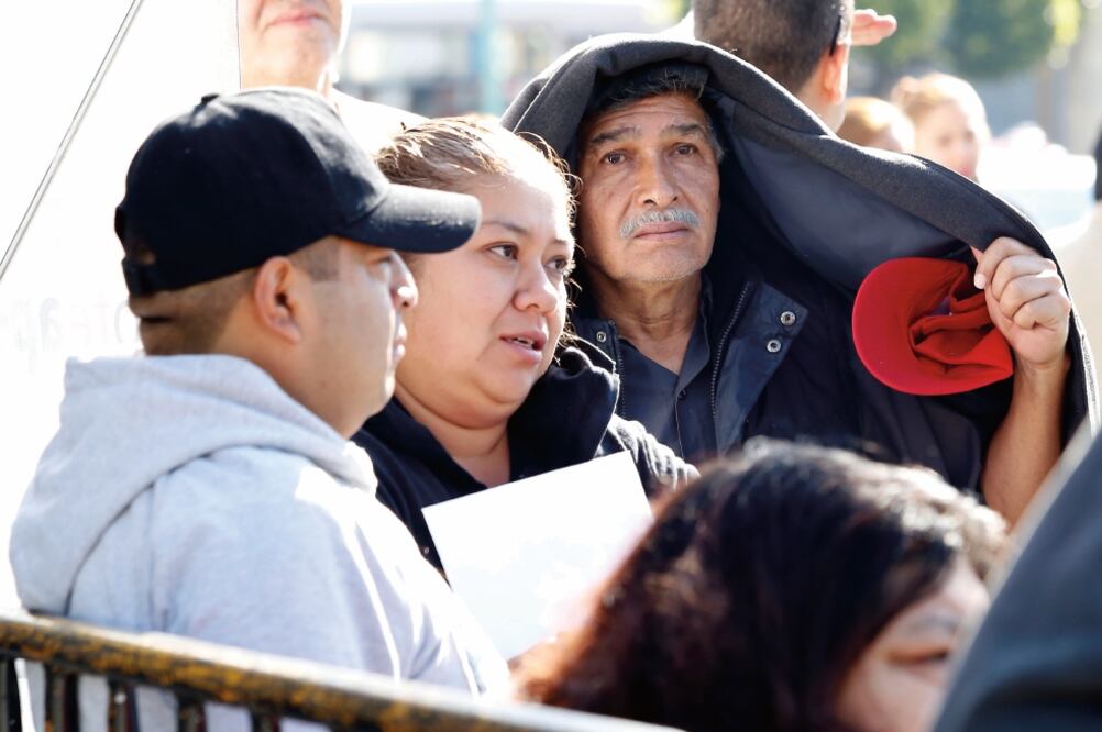 Los capitalinos sacan de sus guardarropas chamarras y abrigos ante las bajas temperaturas registradas en últimos días (AGUSTIN SALINAS. EL UNIVERSAL)