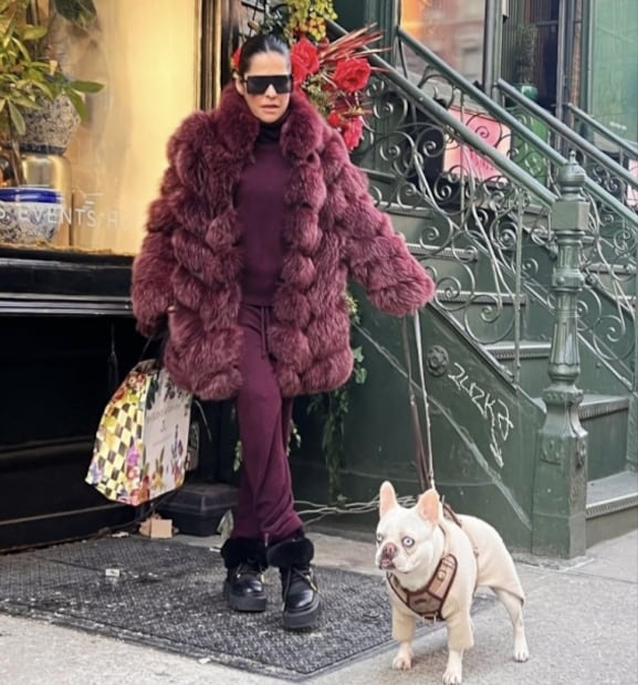 Pants con botas y abrigo, el look de Martha Debayle