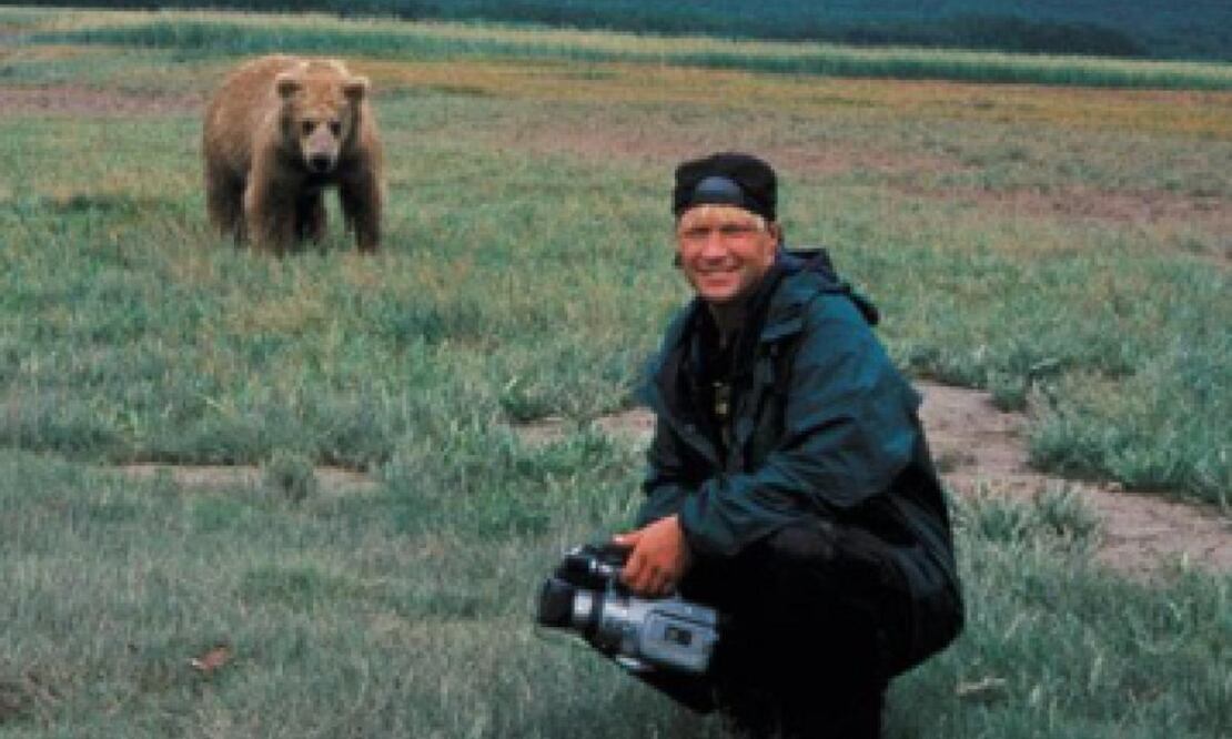 Timothy Treadwell en proceso de filmación de osos Grizzly. FOTO: Twitter: @earthdombaby