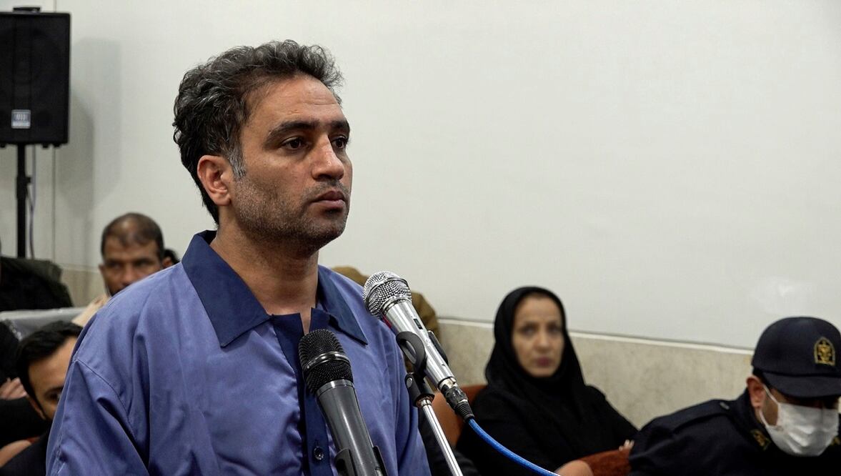 Saeed Yaghoubi asiste a su juicio en el tribunal de la ciudad de Isfahan, Irán.