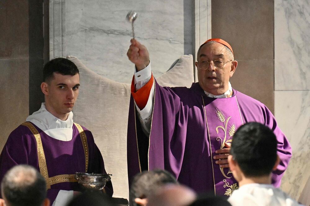 El cardenal italiano Angelo De Donatis encabeza la mis en la iglesia de Santa Sabina, en Roma, durante la celebración del Miércoles de Ceniza. FOTO: ALBERTO PIZZOLI. AFP