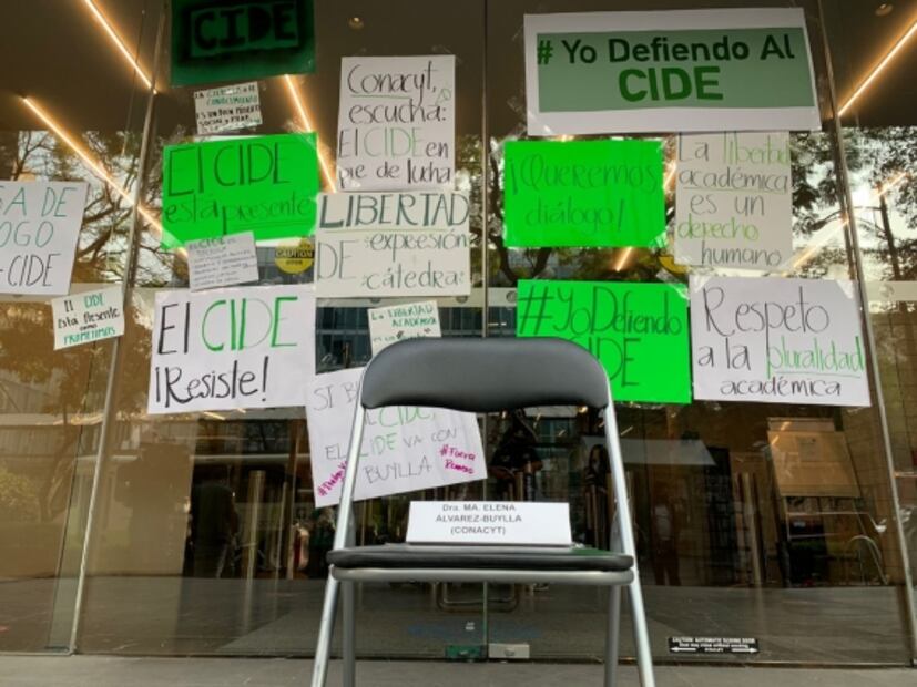 Estudiantes del CIDE se retiran de Conacyt tras esperar por cinco horas a Álvarez-Buylla