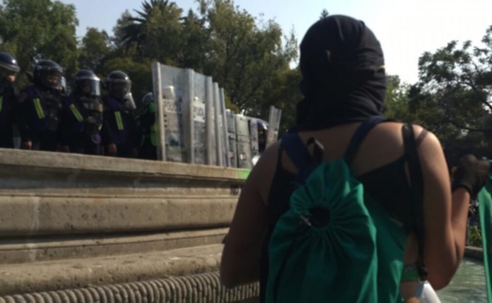 Encapuchadas protestan en la Roma contra represión de policías a feministas en Cancún