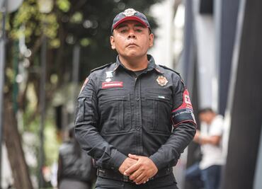 En 2015 devolvió 42 mil pesos, ahora ayudó a abuelita tras explosión en puente La Concordia; él es el policía Ángel Soriano