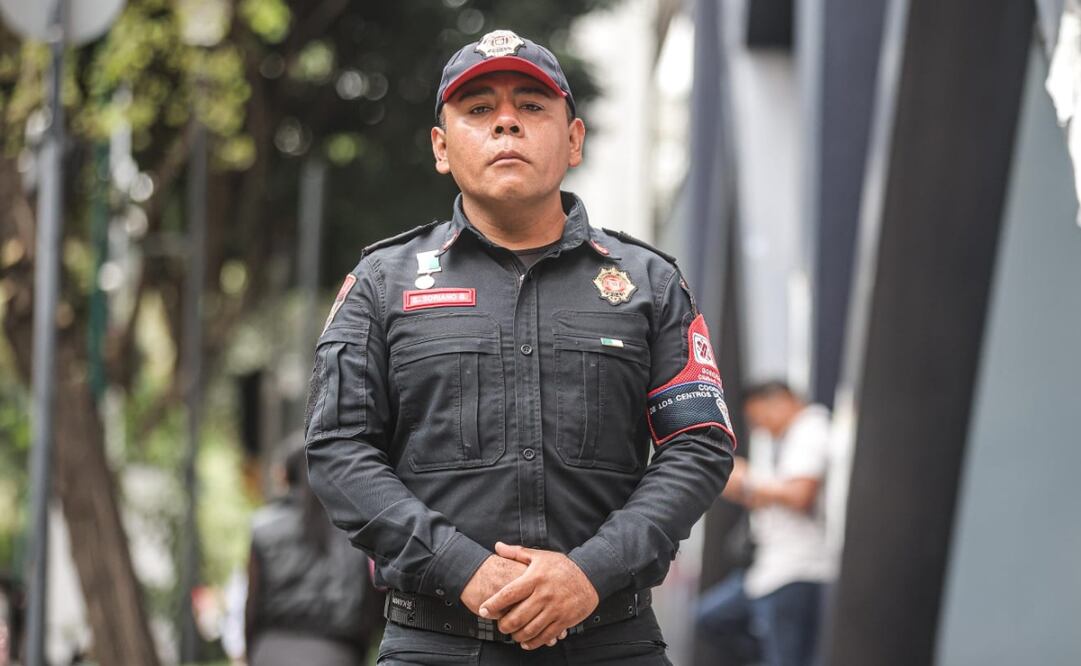 Sergio Ángel Soriano, policía de la PBI que ayudó a la señora Alicia y a su nieta Azulet tras la explosión en puente de La Concordia. Foto: Gabriel Pano / EL UNIVERSAL