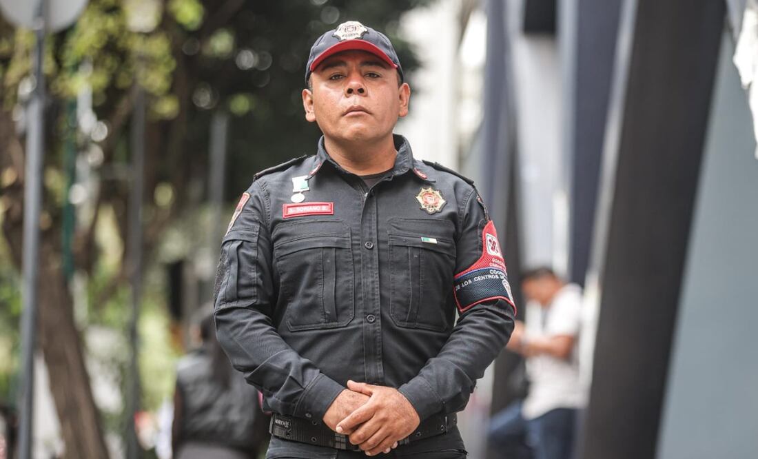 Sergio Ángel Soriano, policía de la PBI que ayudó a la señora Alicia y a su nieta Azulet tras la explosión en puente de La Concordia. Foto: Gabriel Pano / EL UNIVERSAL