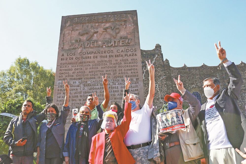 En la estela de Tlatelolco, algunos integrantes del Comité del 68 montaron ayer una guardia de honor por los estudiantes fallecidos el 2 de octubre de 1968. Foto: FERNANDA ROJAS. EL UNIVERSAL