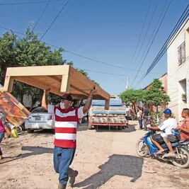 Vecinos ayudan a tuxpeños, ante lenta rehabilitación por Willa