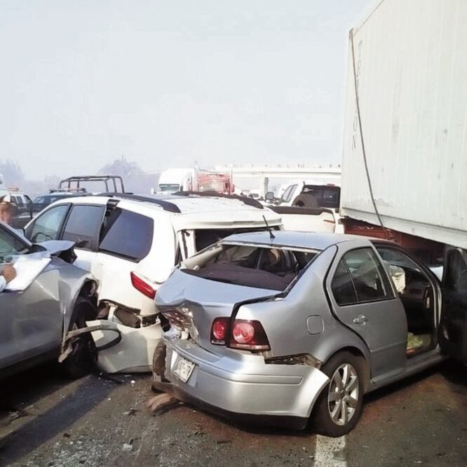 Las primeras investigaciones señalan que el accidente carretero en la autopista Veracruz-Xalapa pudo haber ocurrido por la falta de visibilidad generada por la quema de un cañal. Treinta vehículos se vieron involucrados. ESPECIAL