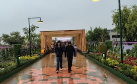 Lluvia pone a prueba el Jardín Flotante de Tlalpan en su apertura; visitantes enfrentan encharcamientos