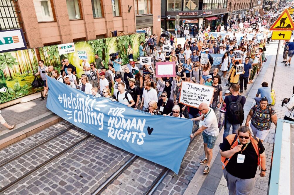 Más de mil 500 personas marcharon ayer en Helsinki en favor de los derechos de las minorías, los migrantes, el medio ambiente y la democracia, y en contra de las políticas de los presidentes de Rusia y Estados Unidos, Vladimir Putin y Donald Trump. (AP)