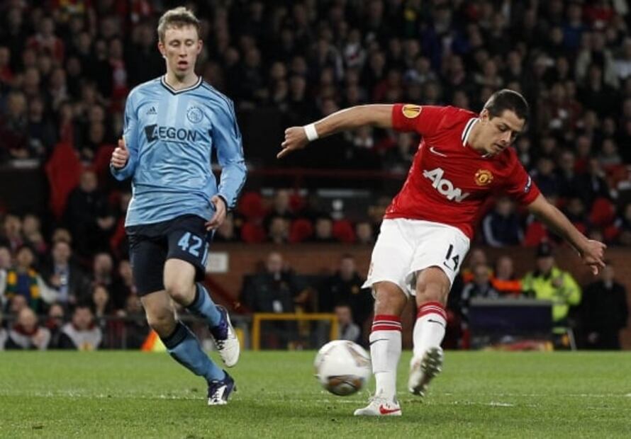 "Chicharito" Hernández anota golazo en la victoria del Sevilla en Europa League