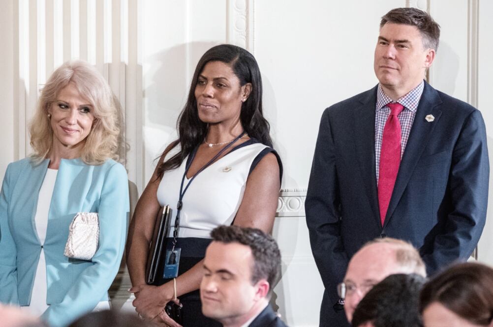 La consejera de Trump Kellyanne Conway (izq.), Omarosa Manigault, de la oficina de enlace, y Mike Dubke, quien ayer renunció como director de Comunicación (ANDREW HARNIK. AP)