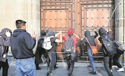 Sheinbaum reprueba actos vandálicos durante manifestación por los 43 