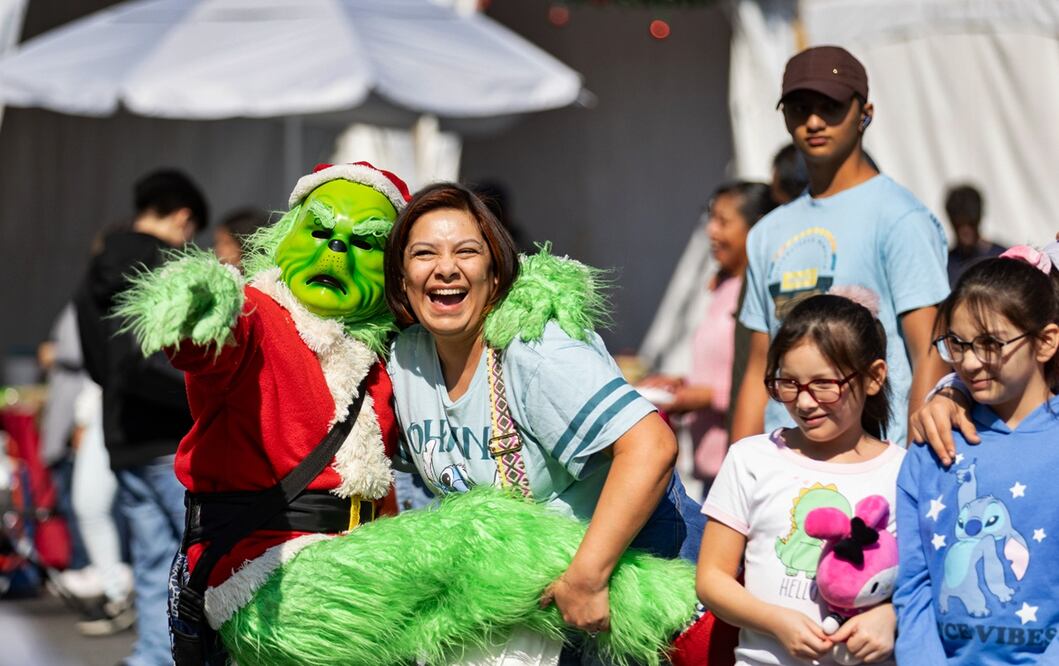 Cientos de personas acuden al Zócalo a tomarse fotografías. Foto: Hugo Salvador/EL UNIVERSAL
