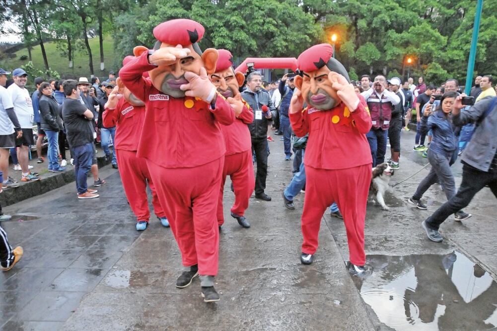 El candidato de Morena, Cuitláhuac García, se disponía a iniciar una carrera de 4 km cuando fue sorprendido por unas botargas con parecido al ex presidente venezolano Hugo Chávez, a las que la gente abucheó y acusó de “provocadores”. 