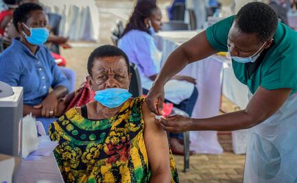 Escándalo en Uganda: cientos de personas recibieron vacunas falsas contra el Covid-19