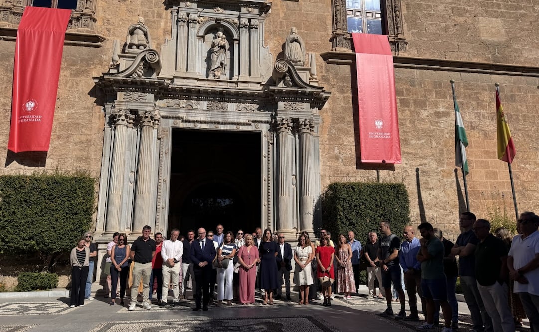 Este lunes 14 de septiembre la UGR convocó ste a un minuto de silencio en las entradas de sus distintos centros de trabajo para recordar a Claudia Tacoronte. Foto: Tomada de la página de la Universidad de Granada.