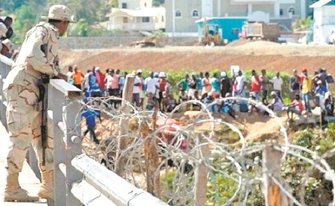 Militares dominicanos observan desde un puente fronterizo a haitianos que pretenden pasar sin papeles de Haití a Dominicana. Foto: DIARIO EL CARIBE, DE SANTO DOMINGO