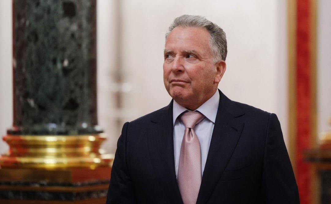 En esta fotografía de grupo distribuida por la agencia estatal rusa Sputnik, el enviado especial de Estados Unidos, Steve Witkoff, aparece antes de su reunión con el presidente ruso en Moscú, el 5 de septiembre de 2026. El presidente ruso, Vladímir Putin, se reunió con los enviados estadounidenses Steve Witkoff y Jared Kushner el 5 de septiembre de 2026 para conversar sobre cómo poner fin a más de cuatro años de guerra en Ucrania. "La situación, por supuesto, no es sencilla", dijo Putin a los funcionarios estadounidenses en imágenes difundidas por los medios estatales rusos. Foto: AFP
