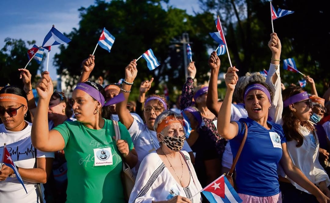 Mujeres participan en La Habana en una manifestación para exigir el fin del bloqueo estadounidense a Cuba. Foto: Ramón Espinosa / AP
