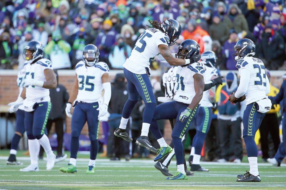 Richard Sherman (25) y Kam Chancellor celebraron luego de recuperar un fumble en el cuarto cuarto (BRACE HEMMELGARN. USA TODAY SPORTS)
