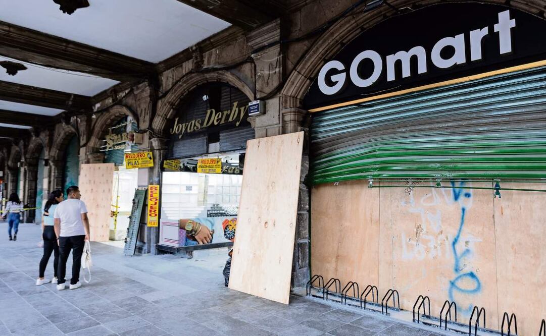 La tienda de autoservicio que fue vandalizada se mantiene con la cortina a medio cerrar, luego de que fue forzada en la manifestación del 2 de octubre. Foto: Hugo Salvador / EL UNIVERSAL