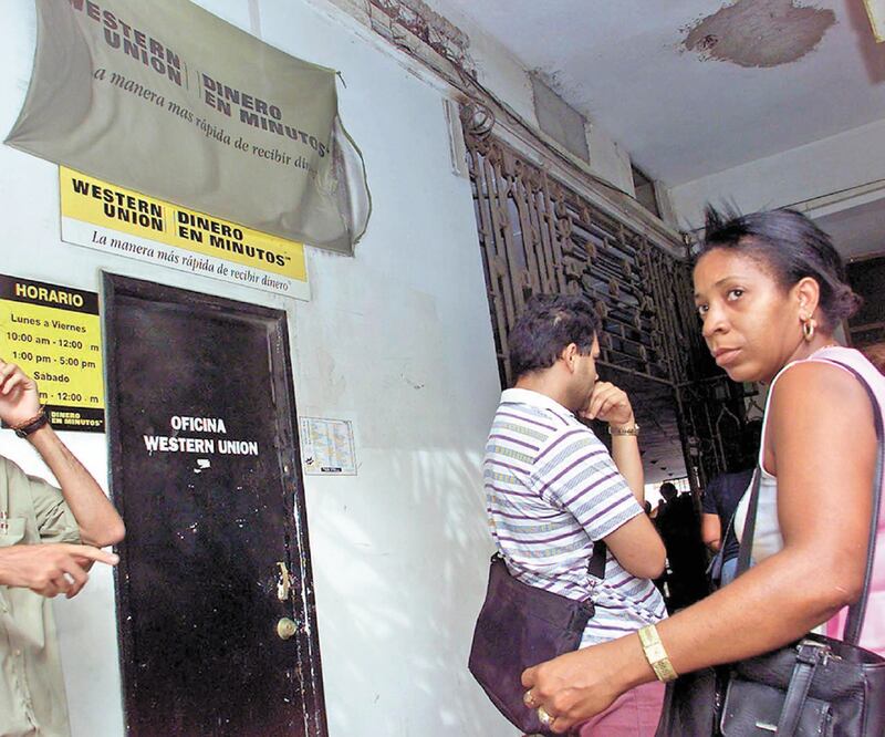 Datos preliminares de un estudio indican que el horario en que más remesas se mandan de EU a México es entre las 5 de la tarde a 11 de la noche. ARCHIVO EL UNIVERSAL