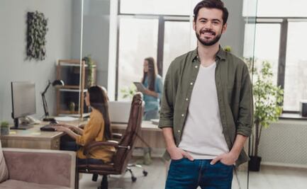 Qué significa cuando una persona habla con las manos en los bolsillos, según experta en lenguaje corporal