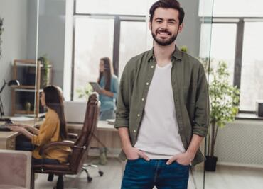 Qué significa cuando una persona habla con las manos en los bolsillos, según experta en lenguaje corporal