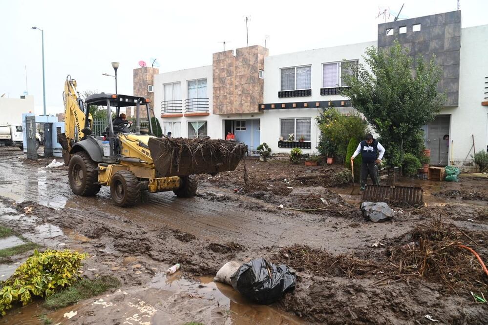 Alrededor de 500 personas trabajan en las labores de limpieza en tres fraccionamientos de Chalco tras las inundaciones. (Foto: especial)