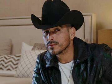 Espinoza Paz "escapa" de fan que intentó besarlo en pleno concierto