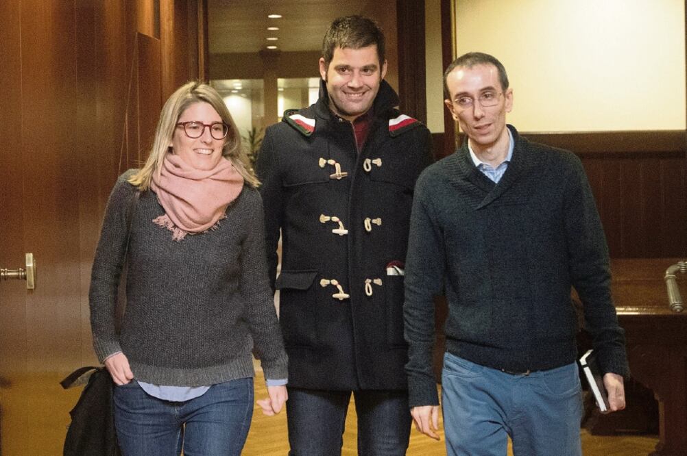 La diputada de JxCat, Elsa Artadi, acompañada de sus asesores, en los pasillos del Parlamento catalán, ayer, en Barcelona (MARTA PÉREZ. EFE)