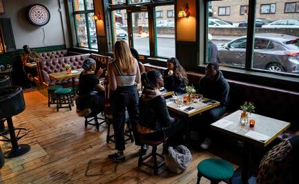 Confirman levantamiento de medidas antiCovid en Inglaterra; recomiendan seguir usando cubrebocas