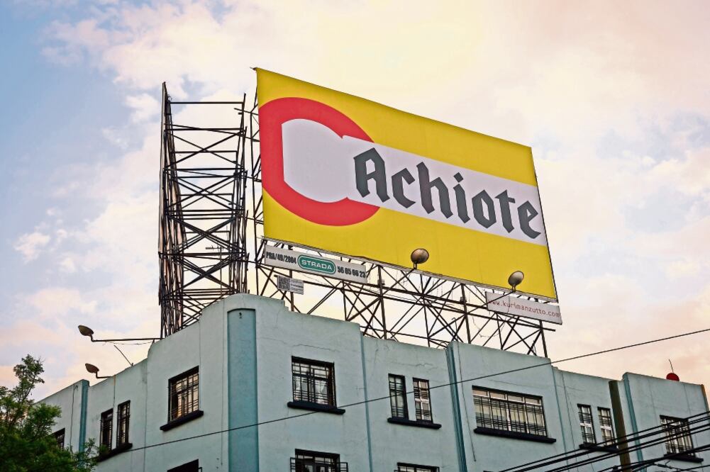 La creación de Caro, concebida con la tipografía y colores de la tradicional caja de chiclets Adams, se ubica en la esquina del Parque España con la calle de Sonora (FOTOS: GALERÍA KURIMANZUTTO)