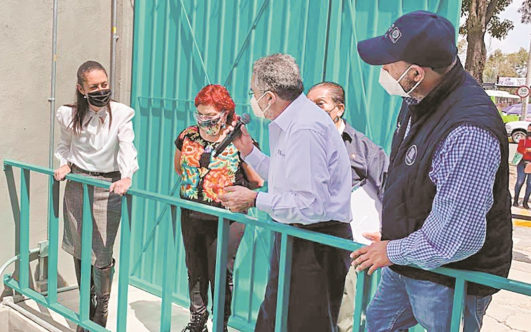 Claudia Sheinbaum, jefa de Gobierno (izq.), ayer en la inauguración de la planta de rebombeo de agua potable Santa Cruz Meyehualco. Foto: TOMADA DE TWITTER