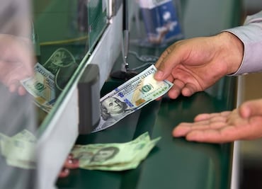 Dólar se vende a 20.15 pesos; el precio más alto en medio año