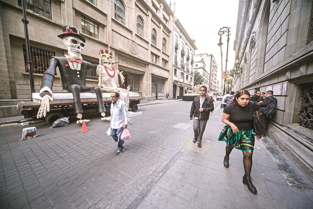 Utileria del set de la película de James Bond que se filmó en el Centro Histórico de la CDMX. Foto: Archivo/ El Universal
