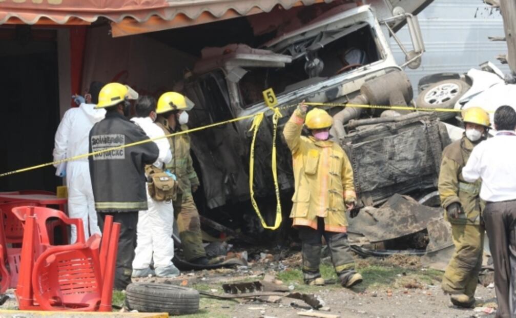 Choque entre tráiler y tres autos deja 3 muertos en carretera México-Toluca