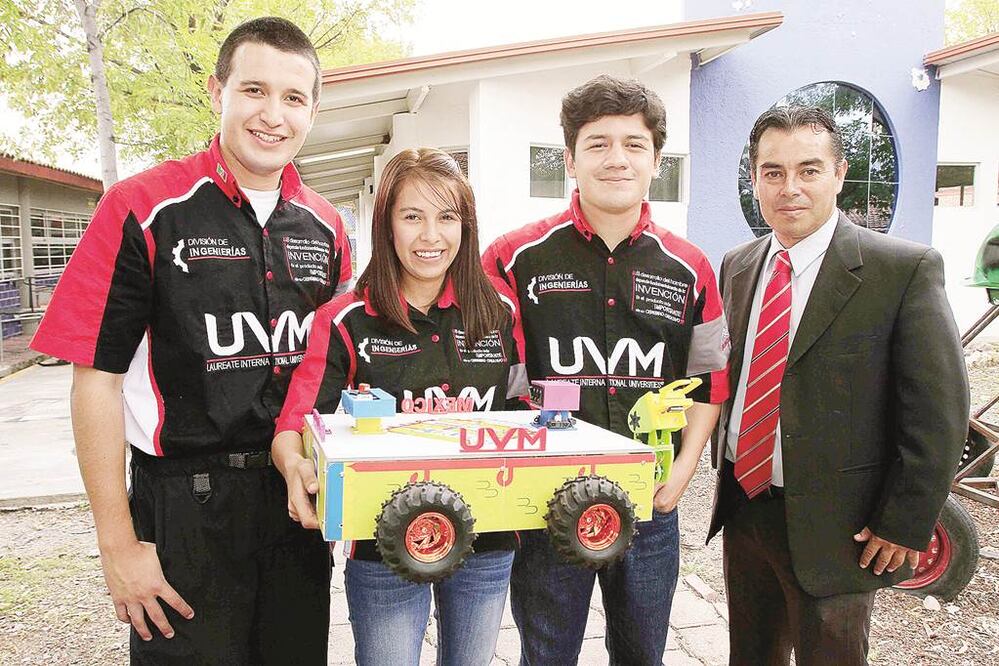 Salvador Olvera Nava, Tania Cruz Rivera, Julio César Gavito y el profesor Carlos Alberto González Gutiérrez, viajaron a España donde fueron declarados ganadores en la II Laureate Award for Excellence in Robotics Engineering. Foto César Gómez