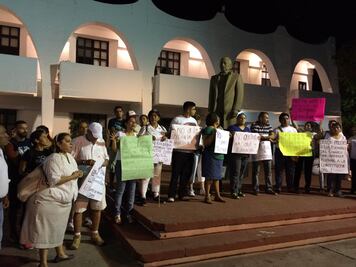 Protestan en Cancún por reformas que protegerían a gobernador