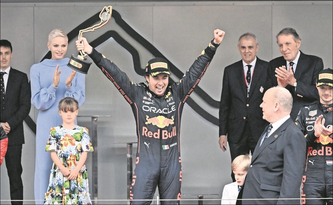 Checo Pérez festeja en Mónaco - Foto: AFP