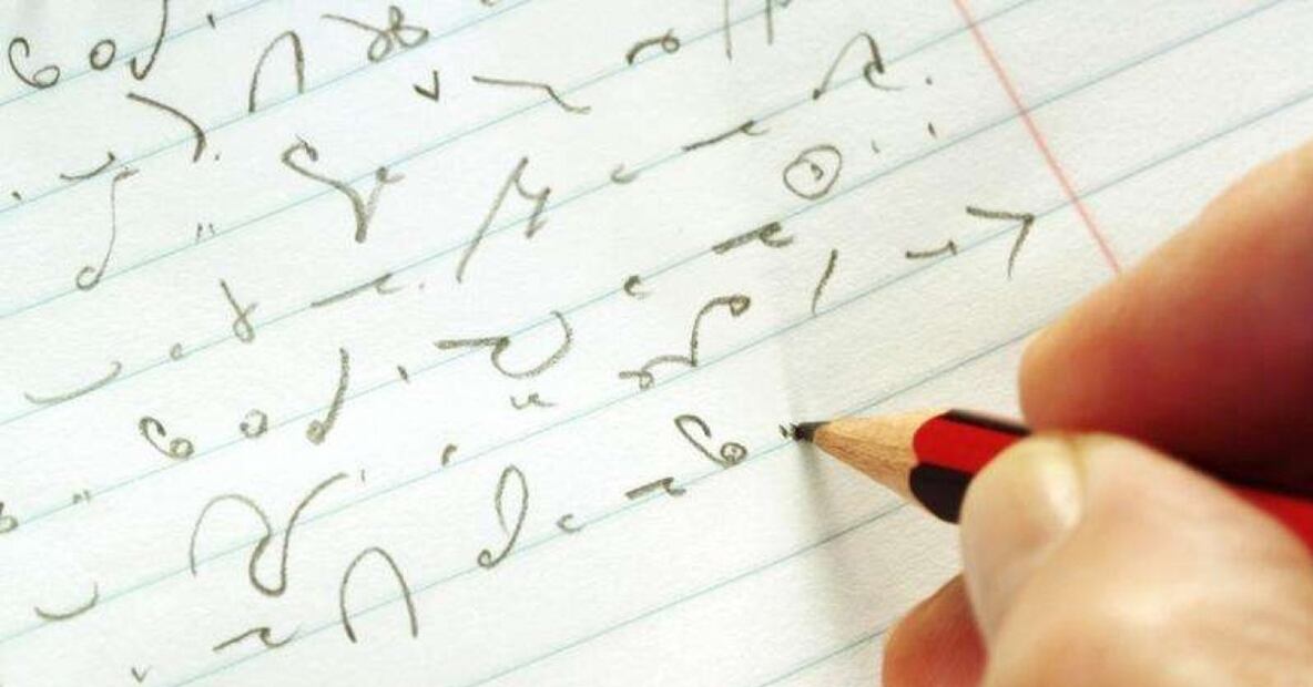 La taquigrafía es un método de escritura que se basa en el uso de simbolos para escribir tan rapído como se habla. Este sistema se utilizó por muchos años para tomar notas de discursos y entrevistas. Foto: Imagen tomada de un curso online de taquigrafía/ Especial.