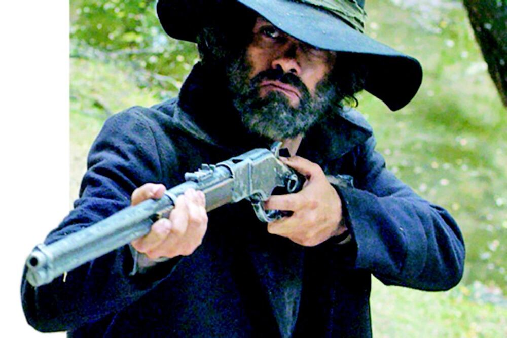 La historia, ubicada en 1975, trata sobre un asesino que es presa de un ente desconocido. TUERCAFILMS