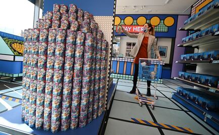 Museo en Londres burla restricciones al transformarse en un supermercado diseñado por artistas