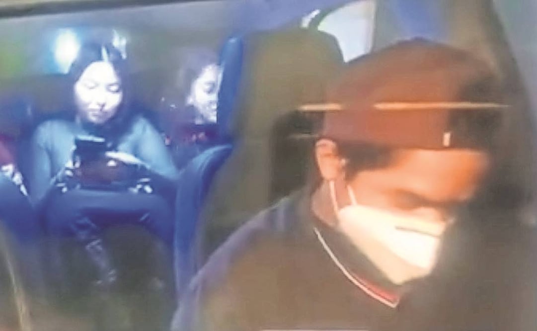 El conductor del taxi pidió a los pasajeros que no bebieran alcohol a bordo del taxi y después inició la confrontación. Foto: Tomada de video