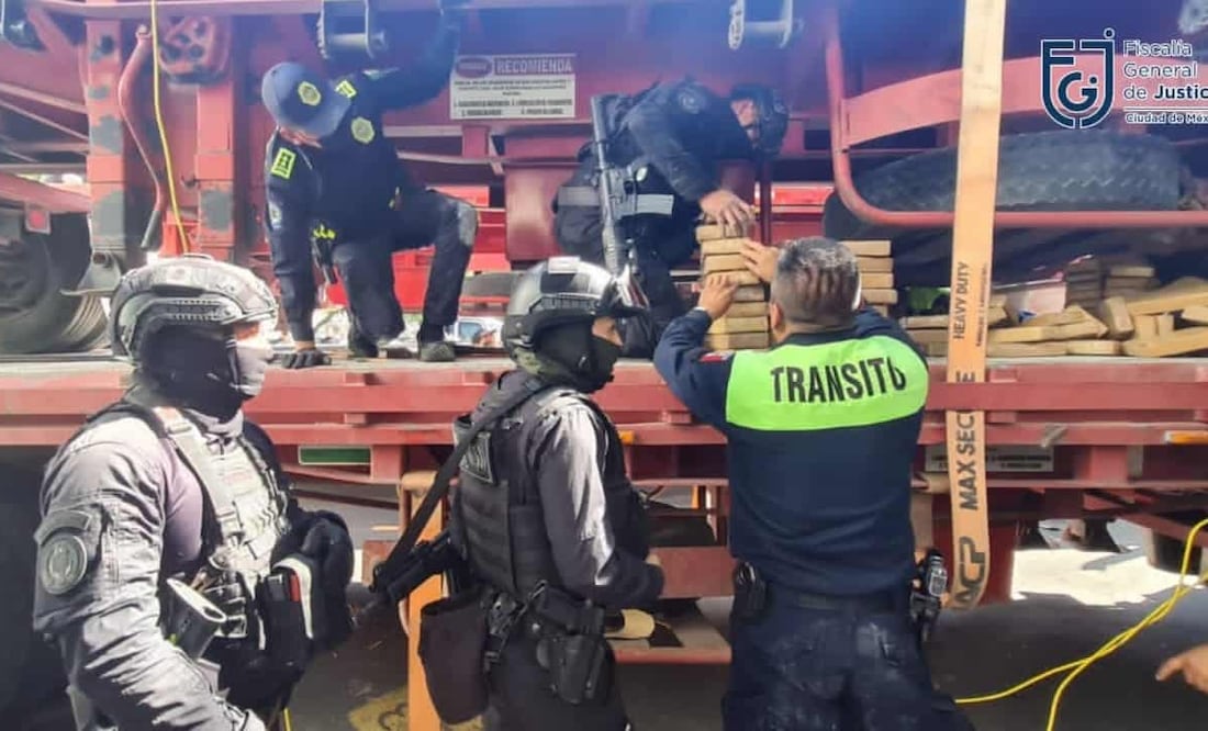 Los tractocamiones fueron detenidos en el Circuito Exterior Mexiquense, a la altura de la avenida Río de los Remedios. Foto: Especial